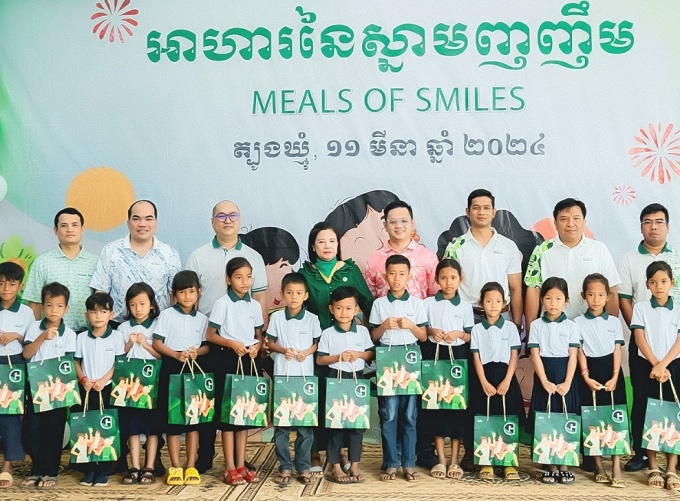 Chương trình "Bữa ăn trọn vẹn" tại trường Tiểu học Meam Teak tại Campuchia vào ngày 11/3.