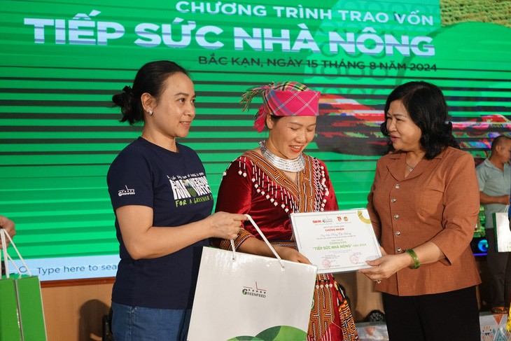 Phó bí thư Thường trực Tỉnh ủy Bắc Kạn Phương Thị Thanh và đại diện GREENFEED Việt Nam trao vốn cho các hộ nông dân.